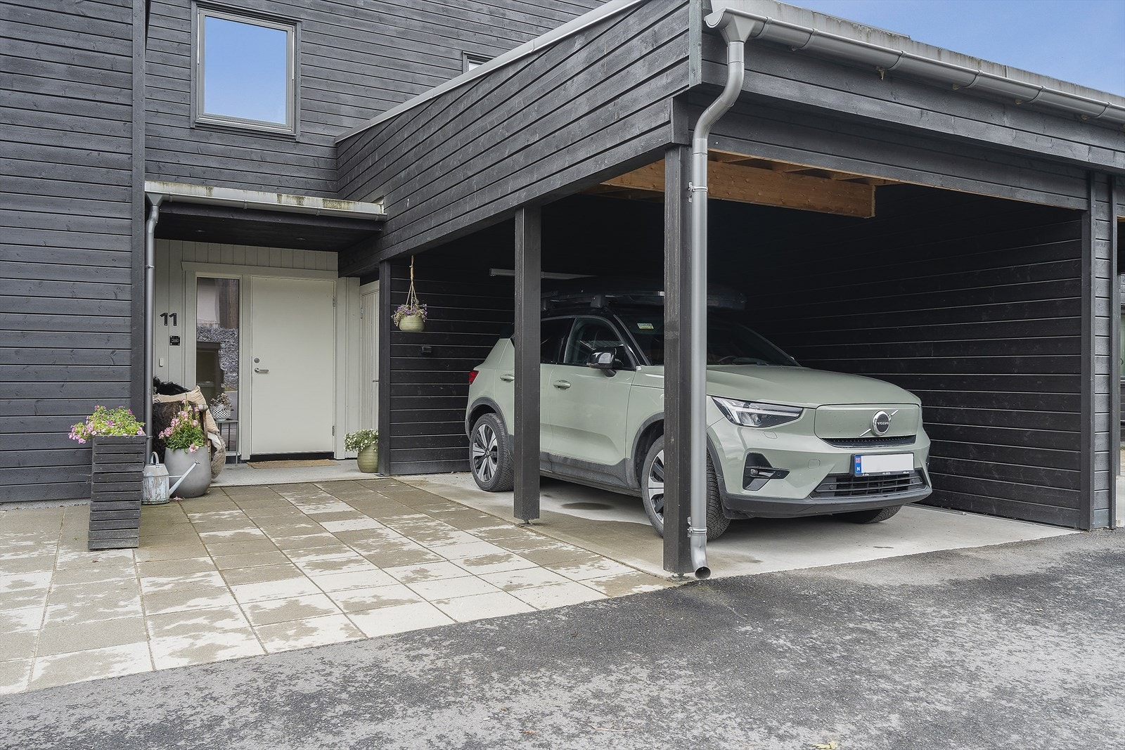 Bak carporten er det sportsbod med god takhøyde Galleribilde