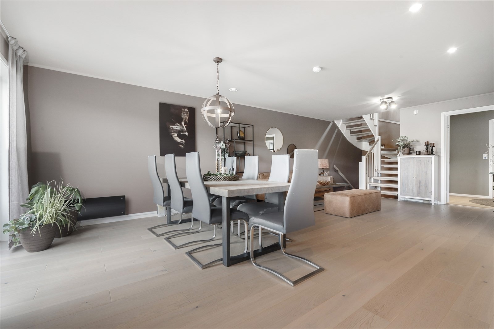 I spisestuen er det plass til at hele familien kan samles til et hyggelig måltid. Galleribilde
