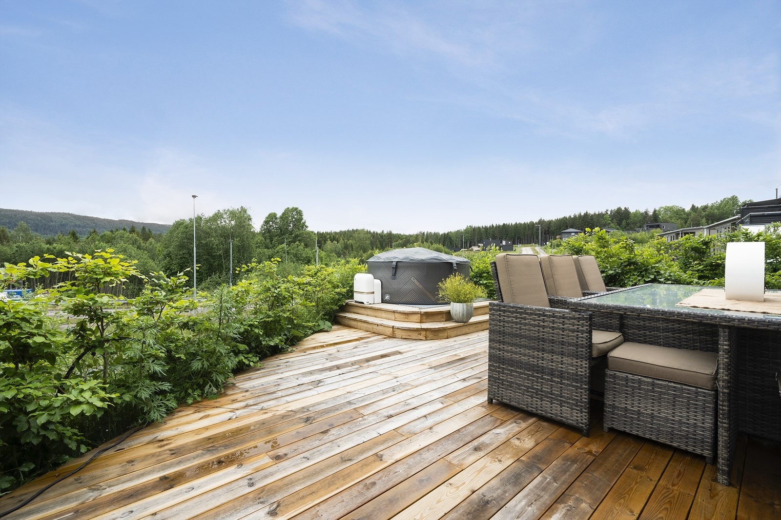 Terrassen på ca. 31 kvm med adkomst fra underetasjen. I enden er det en Jacuzzi. I tillegg er det balkong fra stue i 1 .etasje og terrasse med adkomst fra soverom i 2. etasje. Galleribilde