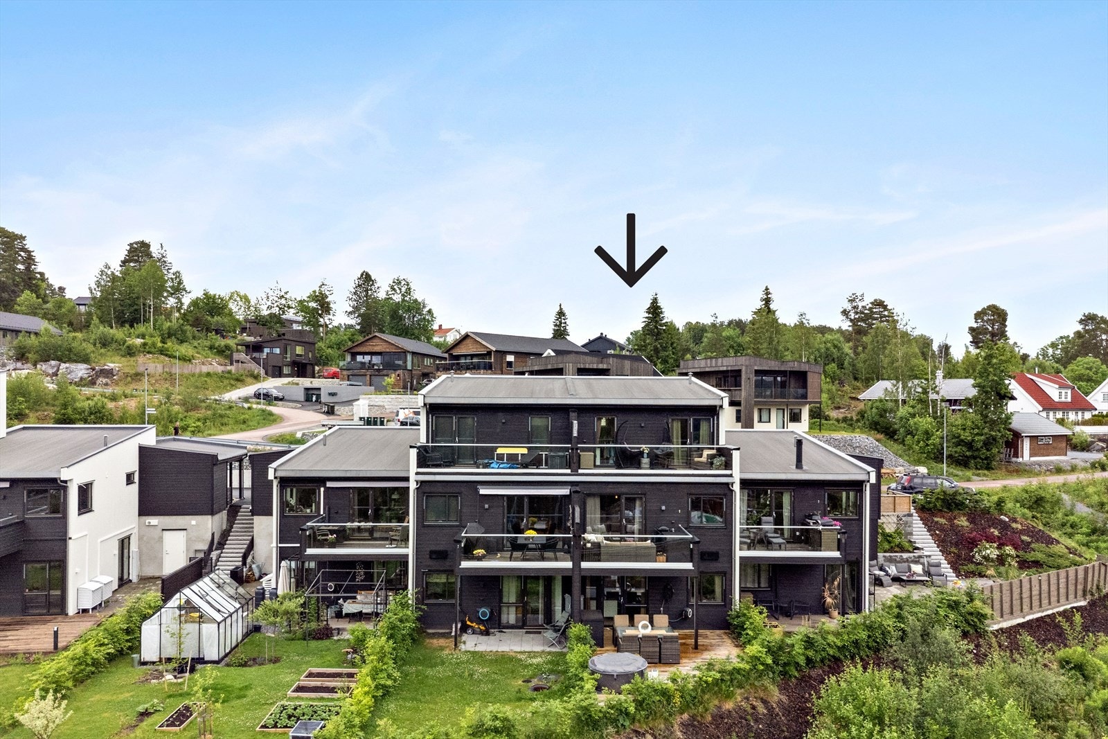 Rekkehus over 3 etasjer med fine uteplasser i alle etasjer som alle innbyr til enkelt vedlikehold med helterrassert hage fra underetasje, balkonger med glassrekkverk i både 1. etasje og 2. etasje. Praktisk løsning med inngang i midtre etasjeplan Galleribilde