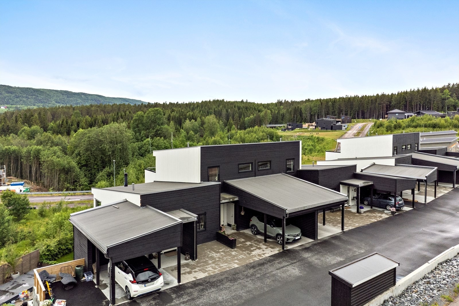 Parkering i egen carport og på felles parkeringsplass. Galleribilde