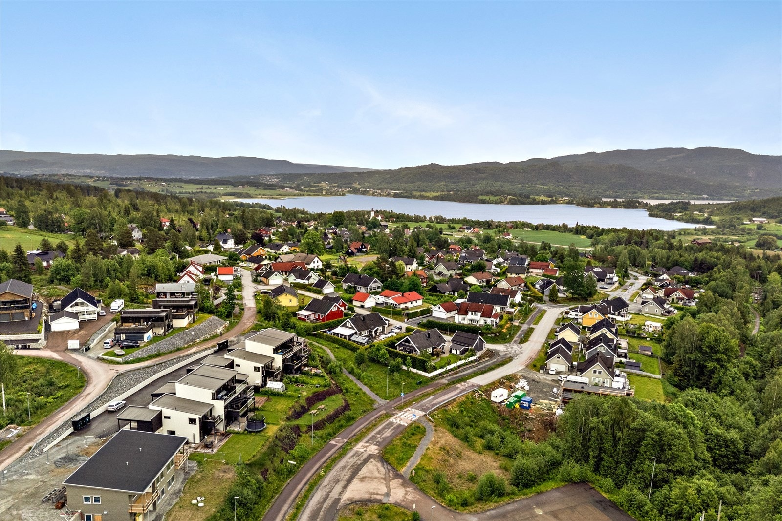 Det er gangavstand til Darbu barneskole, barnehage, busstopp, togstasjon og butikk med posttjenester. Prestegårdsskogen har tilgang på flotte turområder og oppkjørte skiløyper. Galleribilde