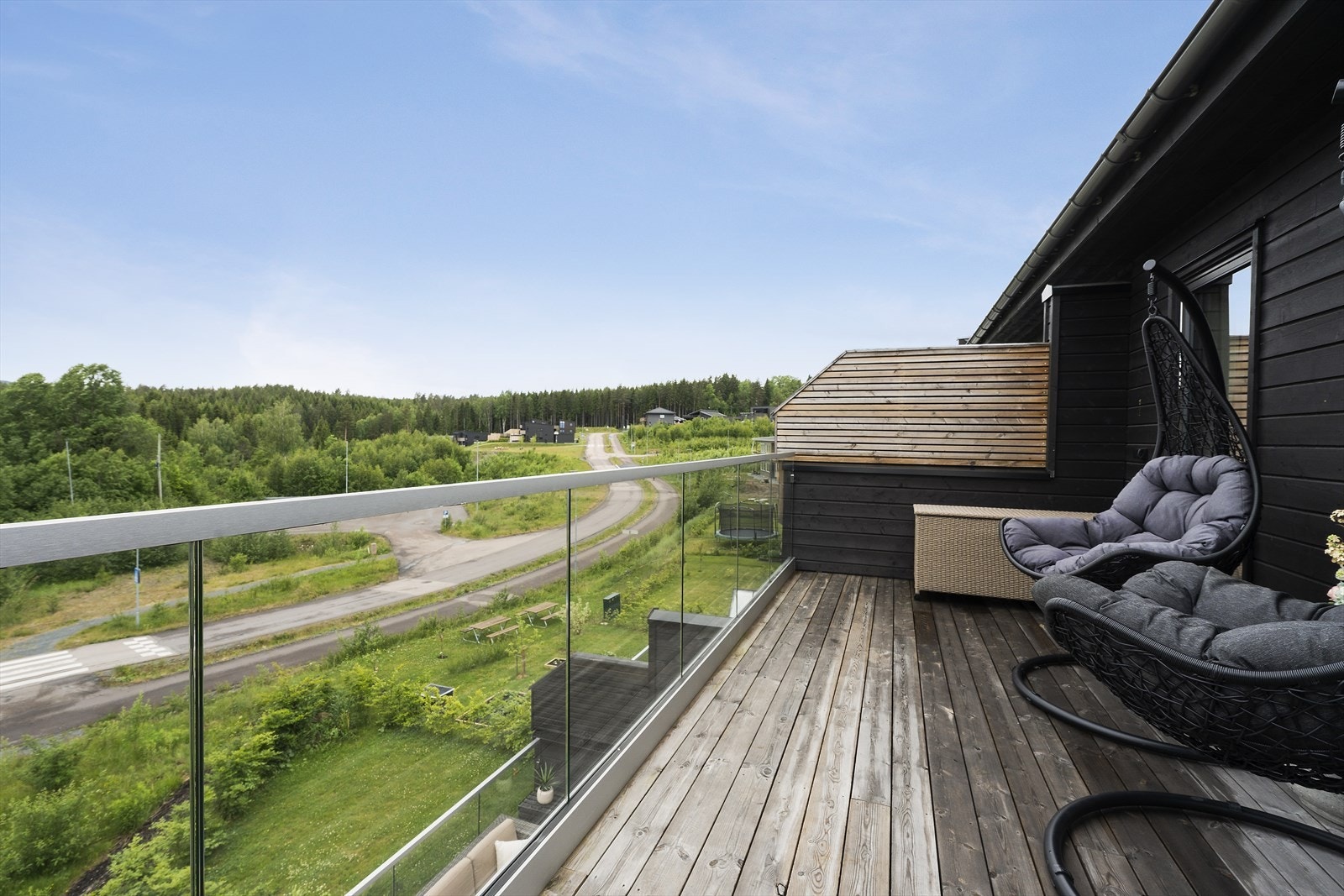 Terrassen med adkomst fra soverommet kan by på husets beste utsikt mot nærområde skogsaralet. Galleribilde