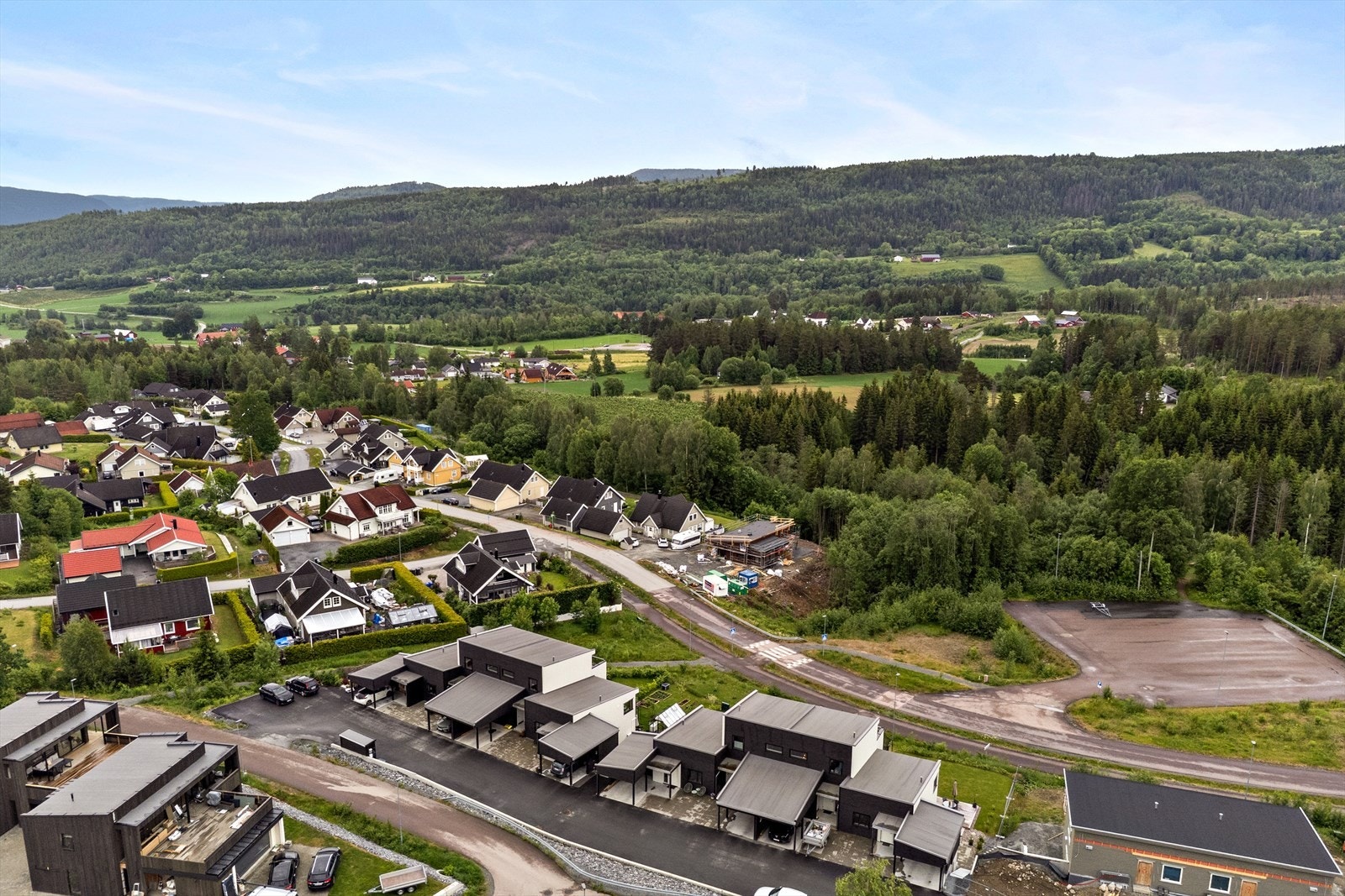 Turstiene langs Fiskumelvas bredder innbyr til både en rolig kveldstur, trening, fisking og bading. Det er to tilrettelagte badeplasser i nærheten. Galleribilde