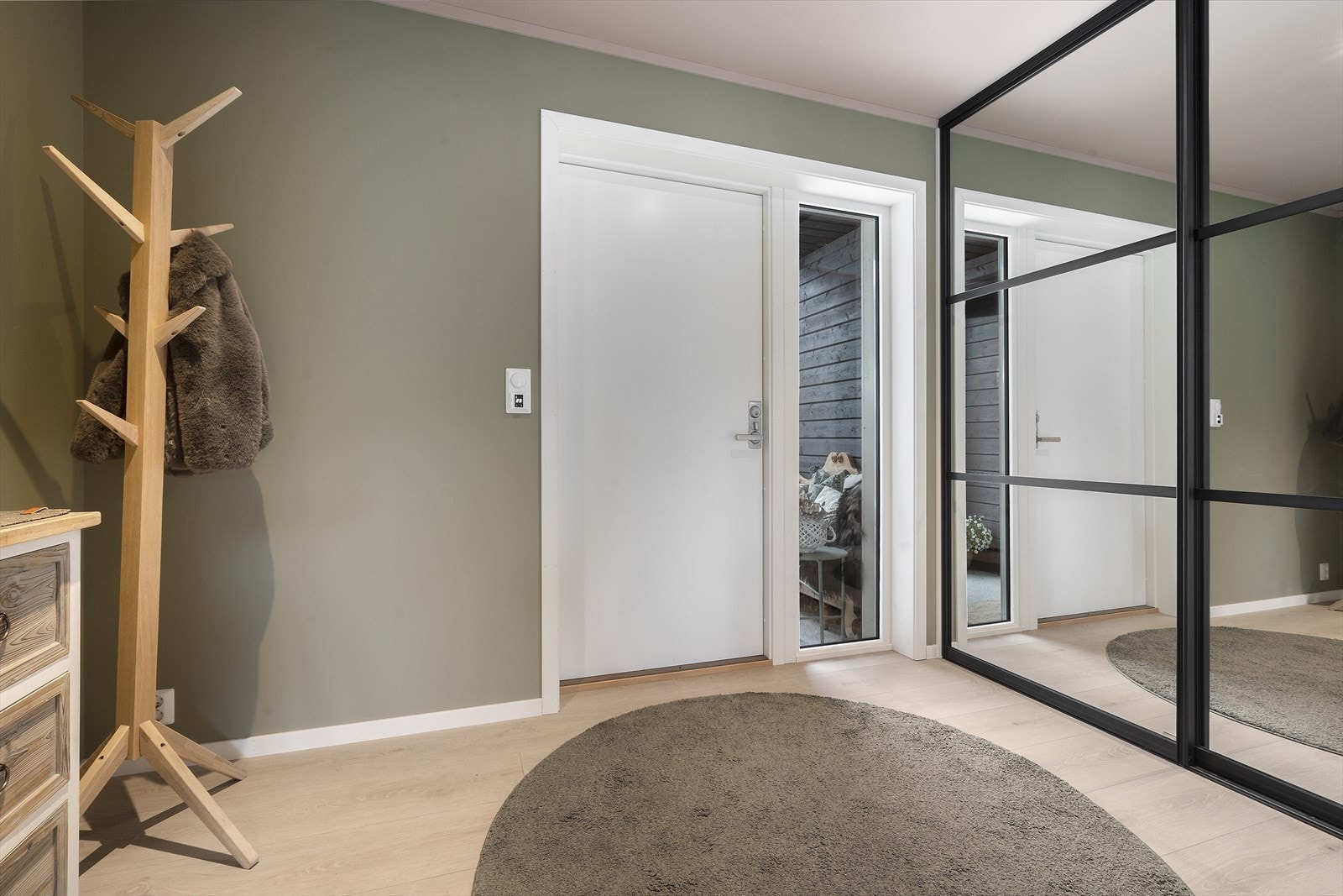 Enkel adkomst til hovedetasje som ligger på midtre plan. Her i gangen er det stor skyvedørsgarderobe med speil til oppbevaring av yttertøy. Fra gangen er det tilgang til bod som er tilrettelagt for å etablere WC rom. Galleribilde