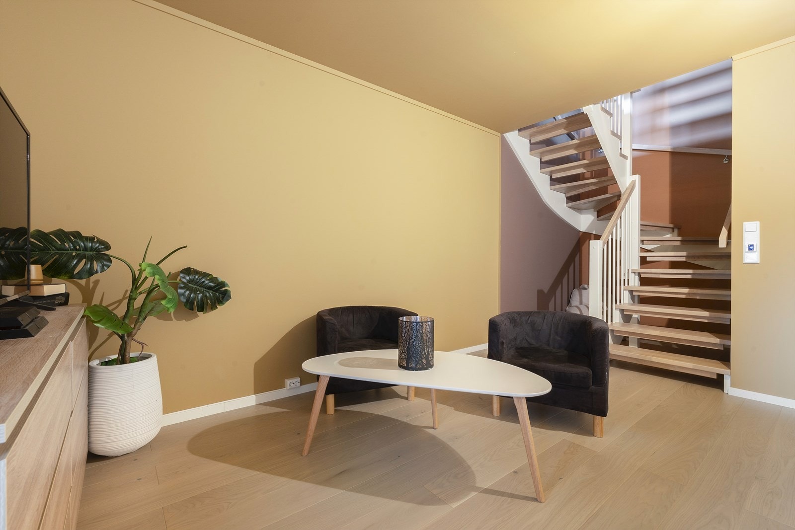 I underetasjen er det plass til kjellerstue. Slette vegger og én stavs parkett Galleribilde
