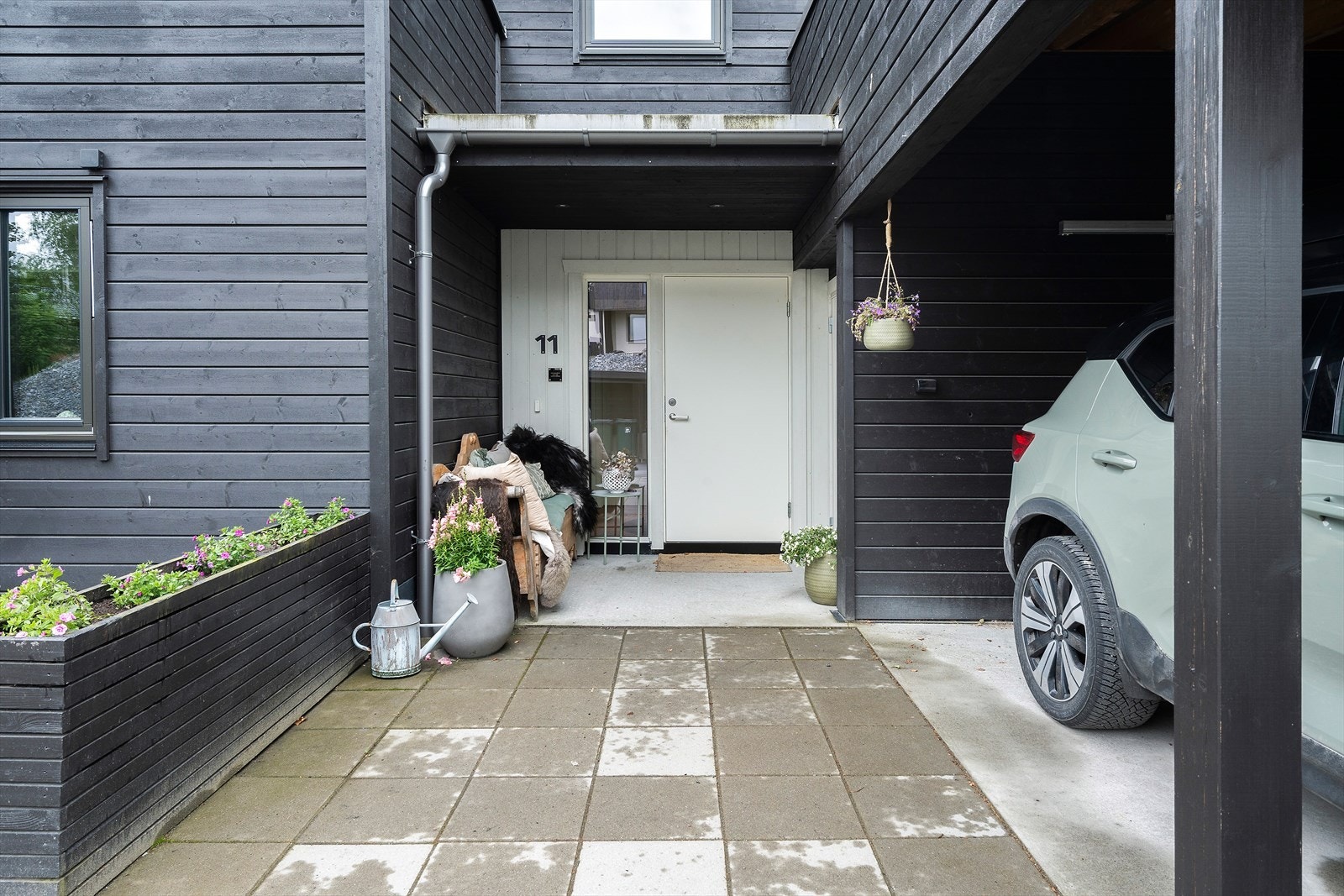 Velkommen inn! Ved inngangspartiet er det carport. Galleribilde
