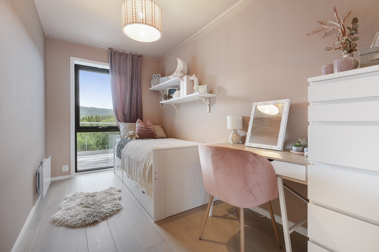 Delikate farger med plass til seng og oppbevaring Galleribilde