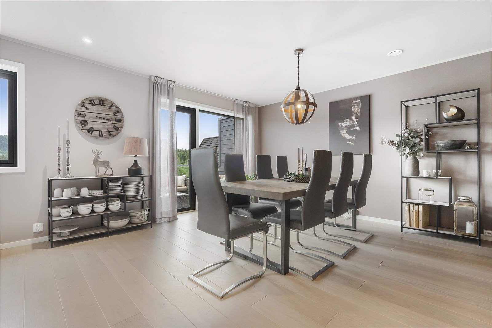 Fra stuen er det utgang til balkong, Vinduene slipper inn mye naturlig lys. Galleribilde