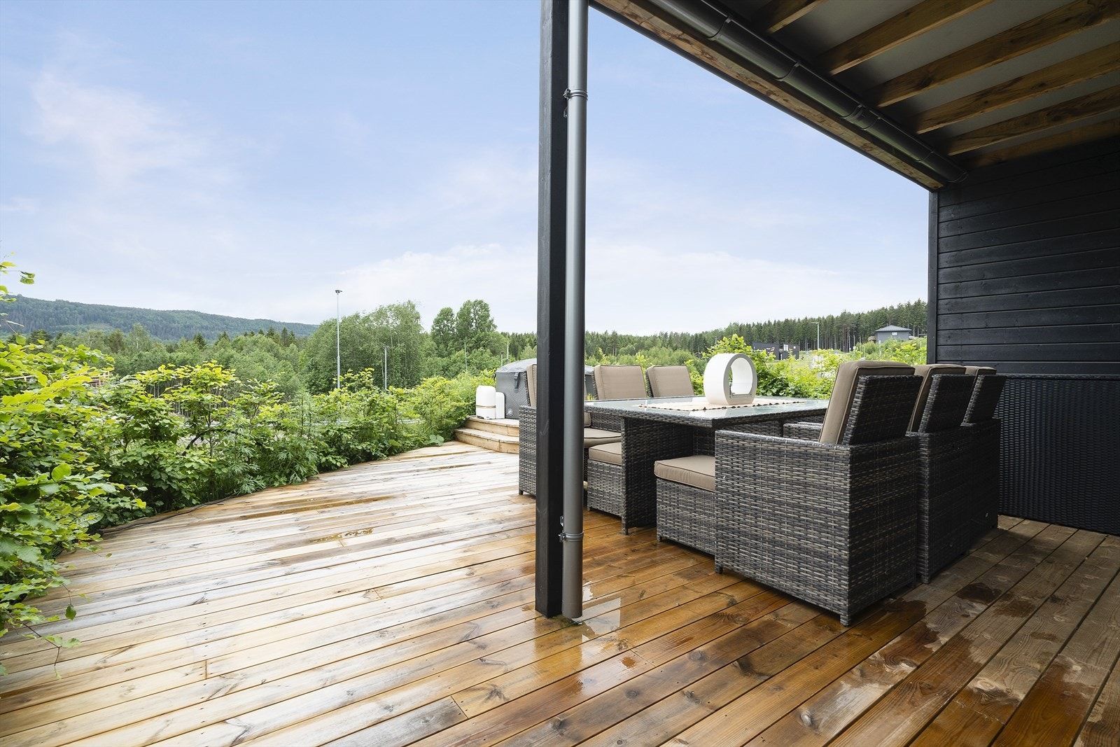 Fin uteplass opparbeidet med terrasse som gir enkelt vedlikehold Galleribilde