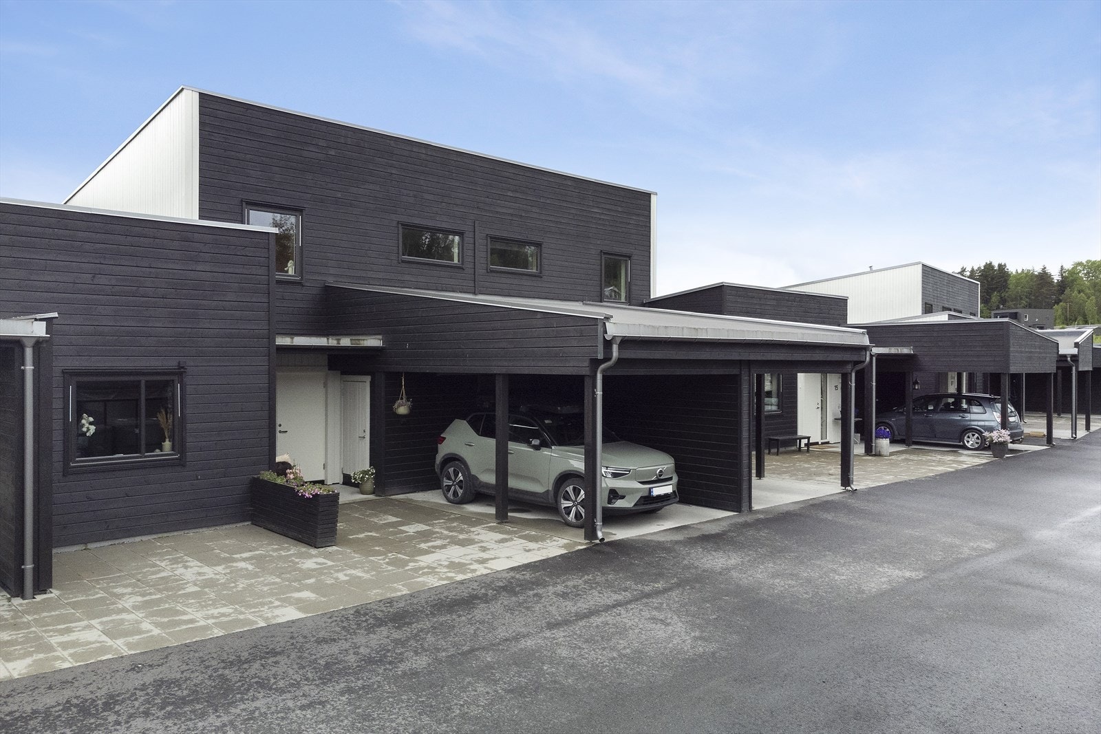 Parkering i carport ved inngangspartiet. Ryddig og helhetlig tiltalende med fokus på enkelt vedlikehold på uteplasser. Her bor du i rolig boligområde men samtidig med enkel adkomst til Kongsberg og Drammen med både tog og bil. Galleribilde