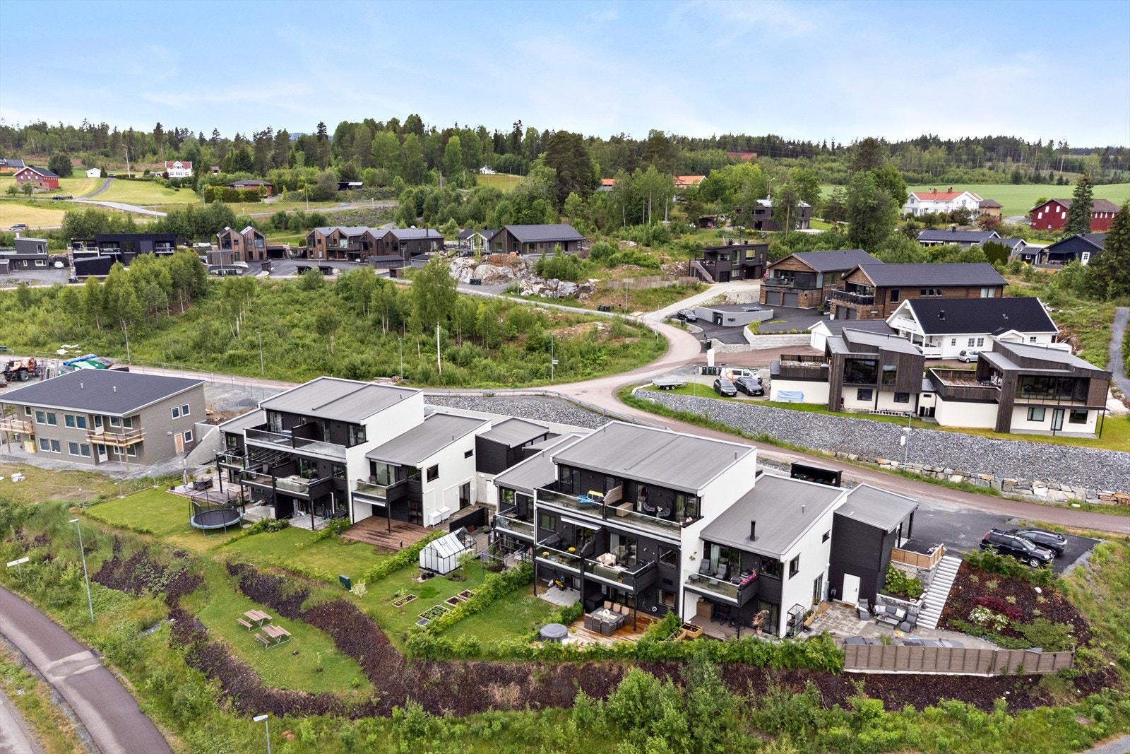 Kort vei til Darbu stasjon med gode togforbindelser/Intercity til Kongsberg og Oslo. Kun 55 min til Oslo og 10 min til Kongsberg. Galleribilde
