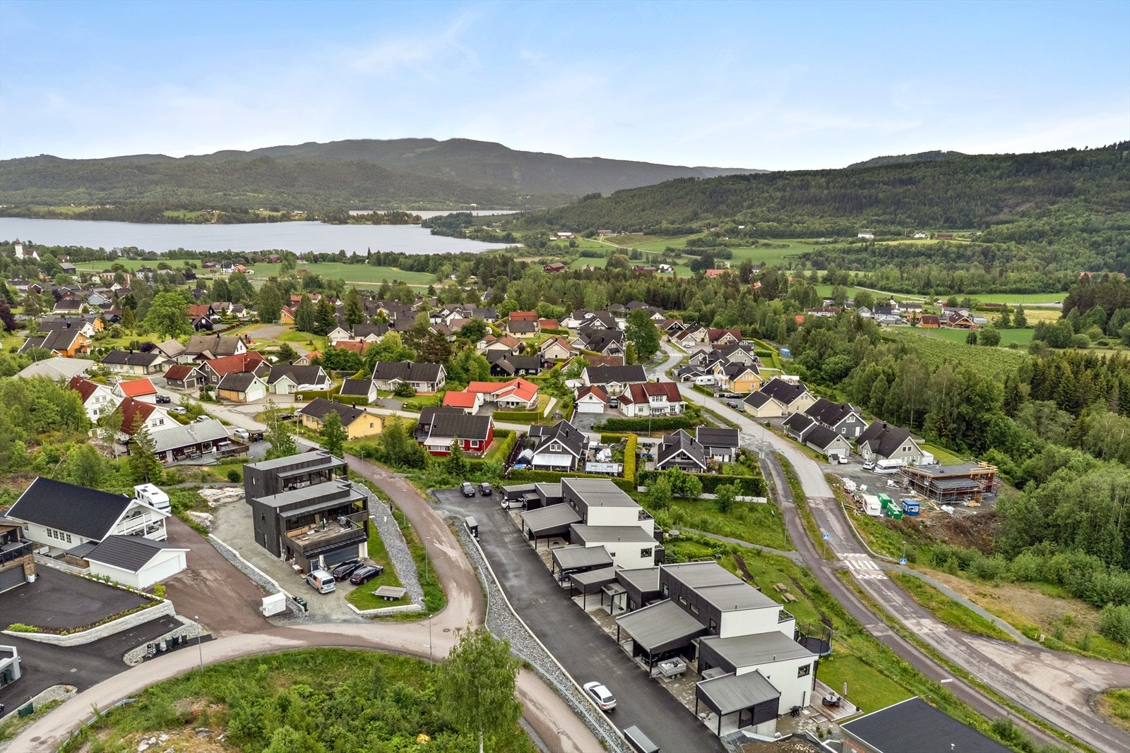 Eiendommen er etablert i familievennlige boligomgivelser i nyere boligområde på Fiskum. Eiendommen ligger solrikt med nærhet til både Fiskumvannet og idylliske Fiskumelva med tursti. Gangavstand til skole, barnehage, dagligvare og jernbanestasjon. Galleribilde