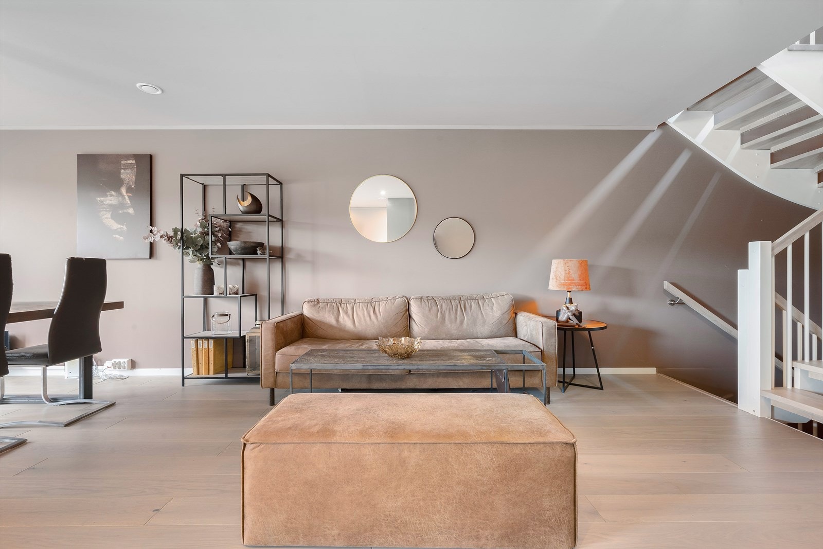 Det er malte overflater på vegger og tak, parkett på gulvet. Galleribilde