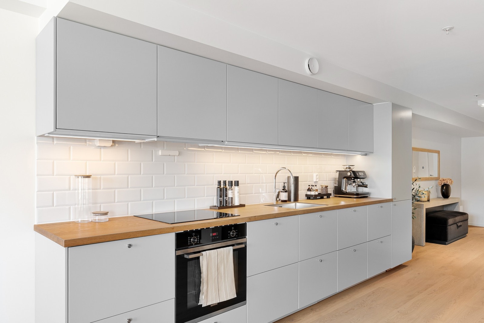 Elegant kjøkken fra renovasjons år (2020) som har fått tilstandsgrad 1 (TG1) av takstmann. Galleribilde