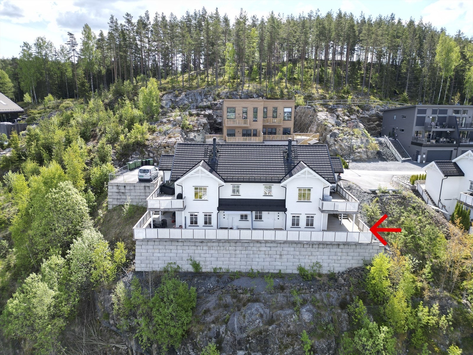 Leiligheten ligger i byggets underetasje og inngangspartiet er overbygd. Leiligheten har en omkransende terrasse. Galleribilde