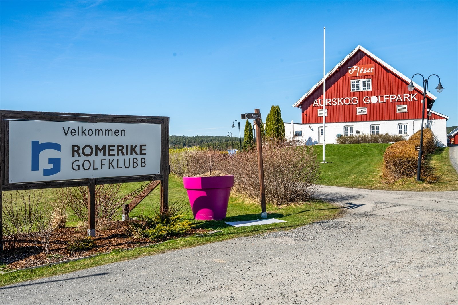Grønne fairwayer og naturskjønne omgivelser - Kort kjørevei fra boligen finner du flotte golfmuligheter ved Romerike Golfklubb og Aurskog Golfpark. Her kan du nyte velholdte baner omgitt av vakker natur, enten du er en erfaren golfspiller eller nybegynner Galleribilde