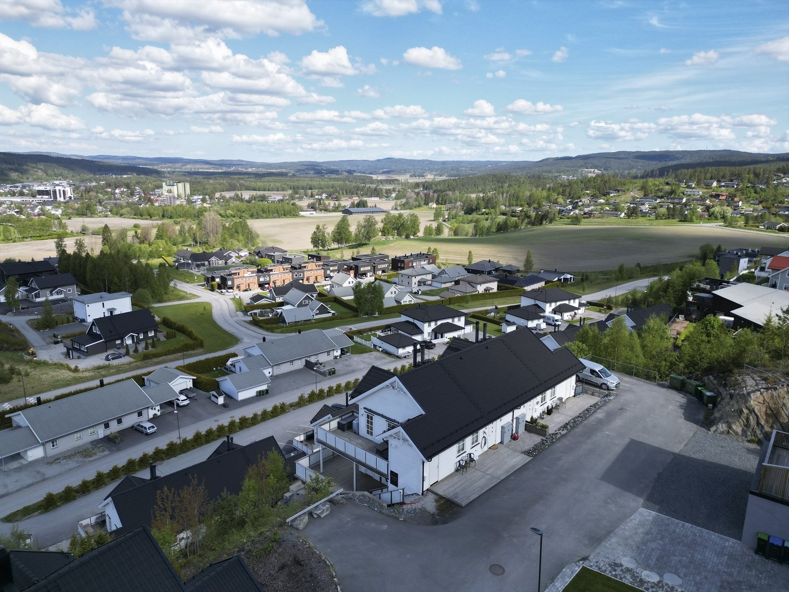 Leiligheten ligger i byggets underetasje og inngangspartiet er overbygd. Leiligheten har en omkransende terrasse, biloppstillingsplass med ladeboks montert innen rekkevidde på rekkverk ved trappenedgangen. Galleribilde