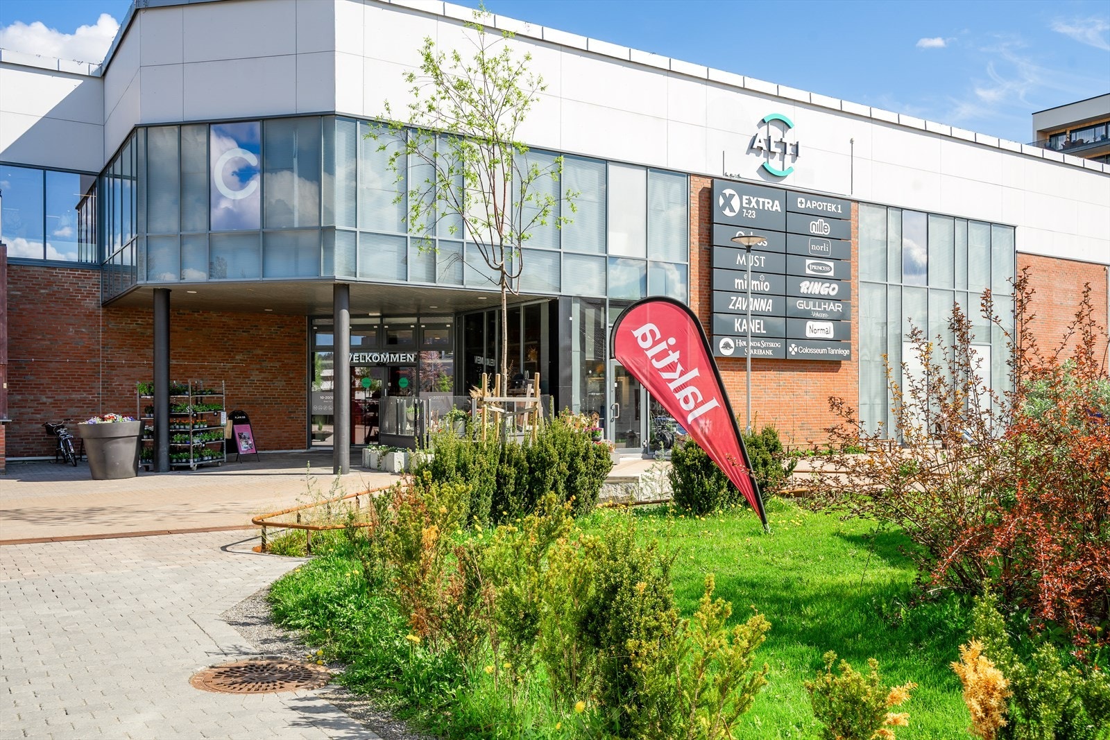 Kort vei fra boligen finner man Alti Bjørkelangen - et moderne og attraktivt kjøpesenter som fungerer som et naturlig samlingspunkt i sentrum. Her tilbys et bredt utvalg av butikker, servicetjenester og hyggelige spisesteder samlet under ett tak. Galleribilde