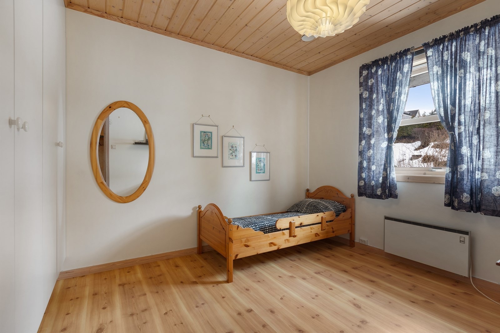 Rommet har god plass til garderobeløsning. Galleribilde