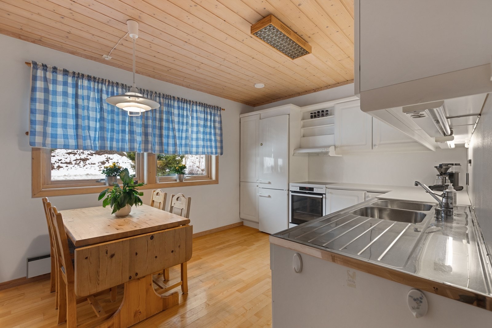 Benkeplate i laminat og stål. Kjøkkenet er sikret med waterguard og komfyrvakt. Galleribilde