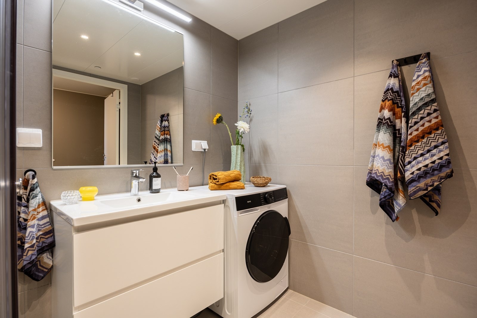 Badet har opplegg for både vaskemaskin og tørketrommel Galleribilde