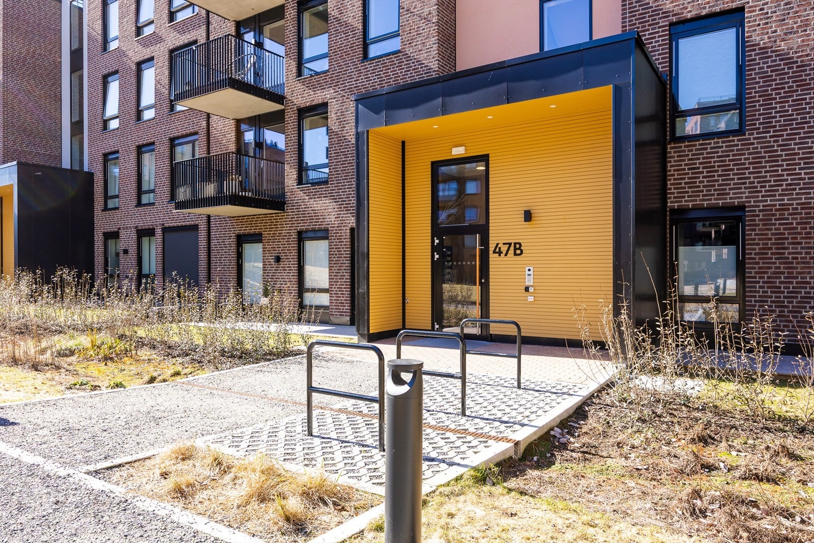 Moderne og flott inngangsparti i nyere bygg Galleribilde