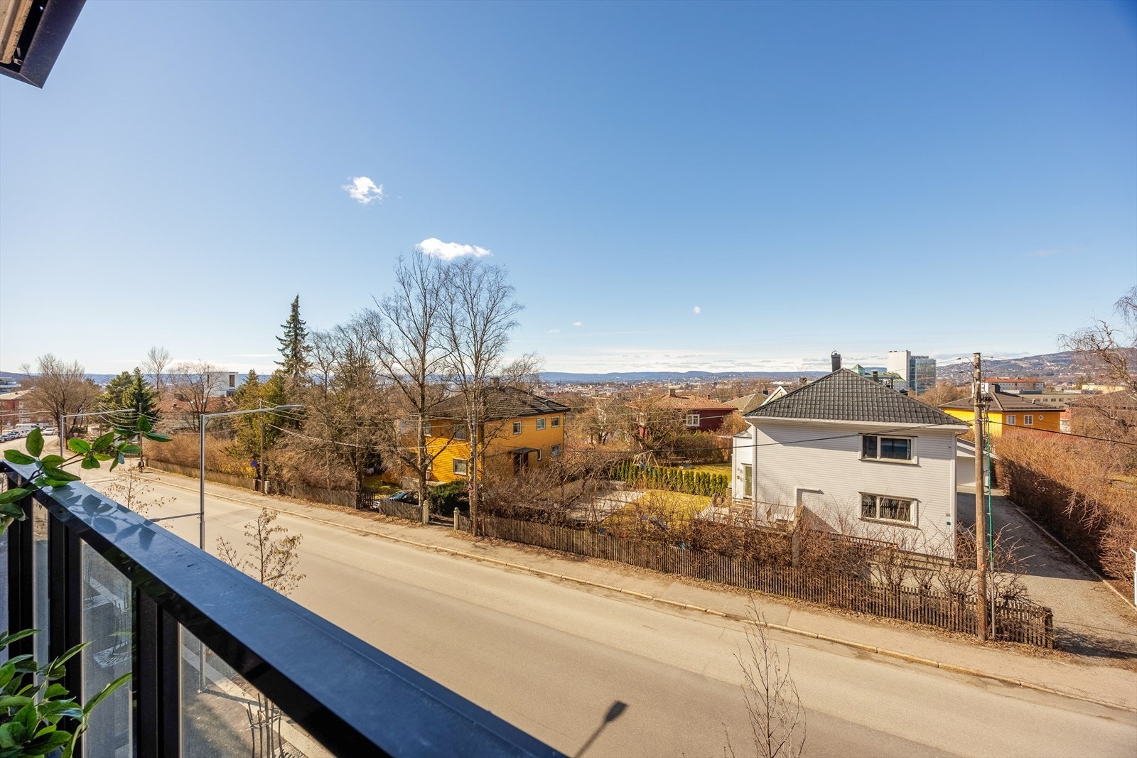 Utsikt over nabolagets trehusbebyggelse og Oslo med Oslofjorden som bakteppe. Galleribilde