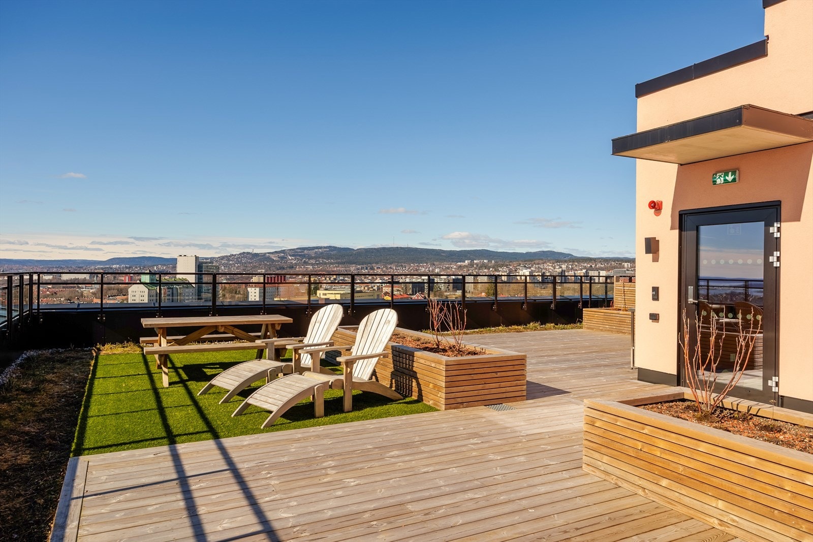 Stor og solrik takterrasse med gode oppholdsarealer Galleribilde
