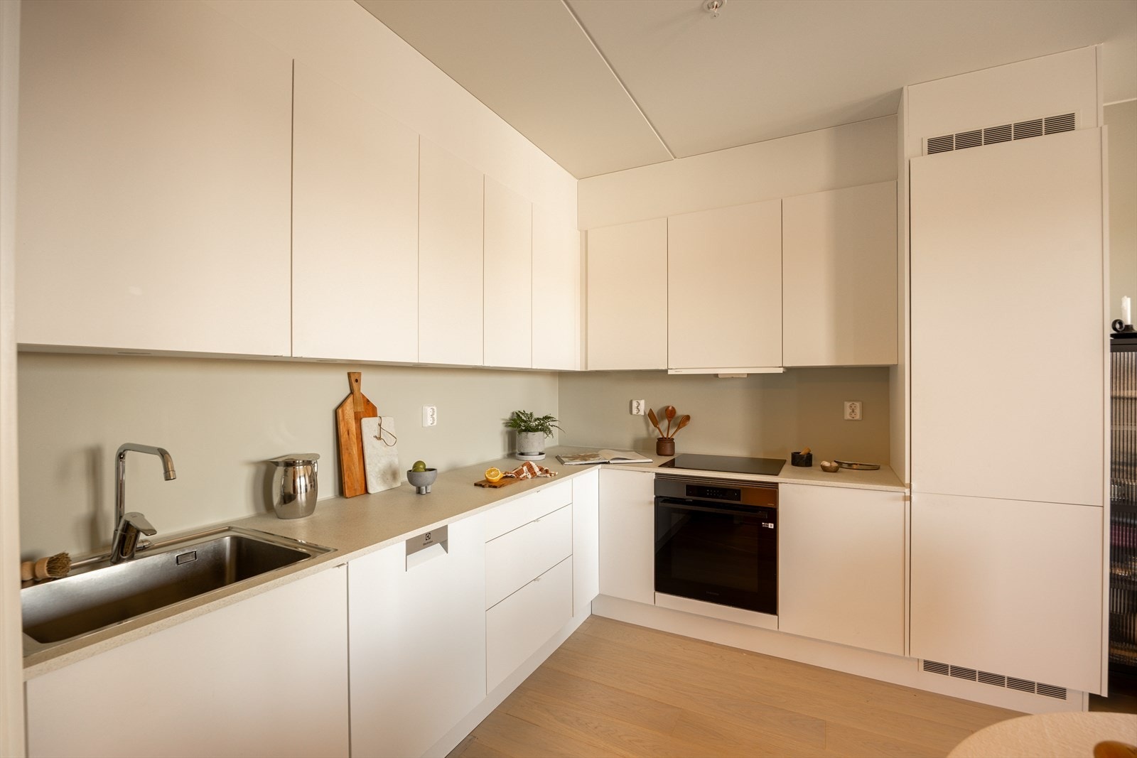 Kjøkkenet trekkes av byggets sentrale ventilasjonsanlegg for et stille og godt inneklima. Galleribilde