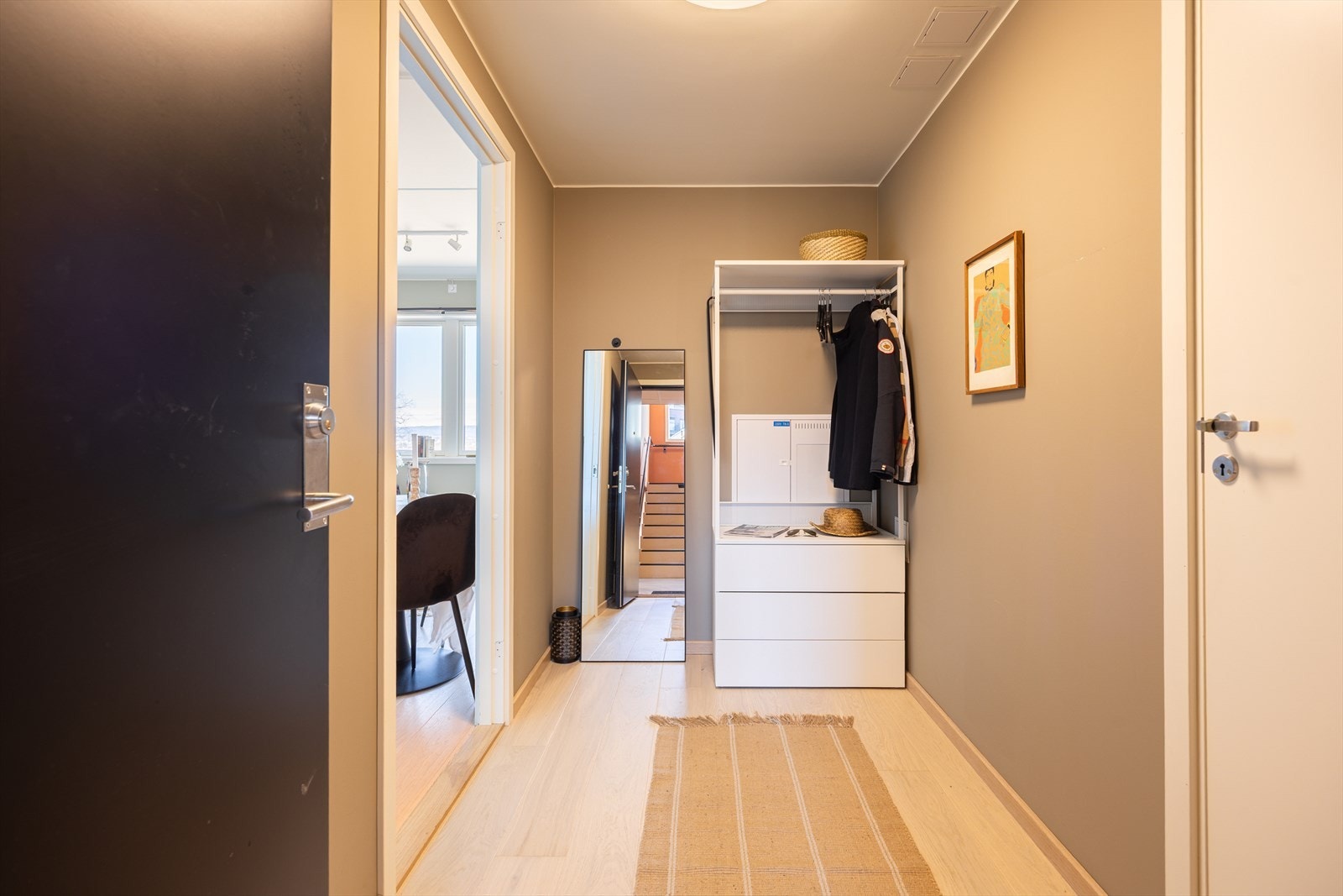 Innbydende entré med god plass til oppbevaring Galleribilde