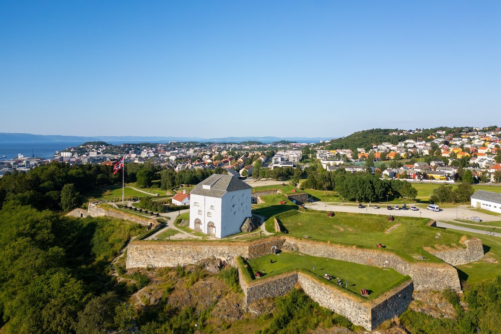 Kristianstens festning og Festningsparken ligger innen kort avstand fra boligen og er et populært rekreasjonsområde. Galleribilde