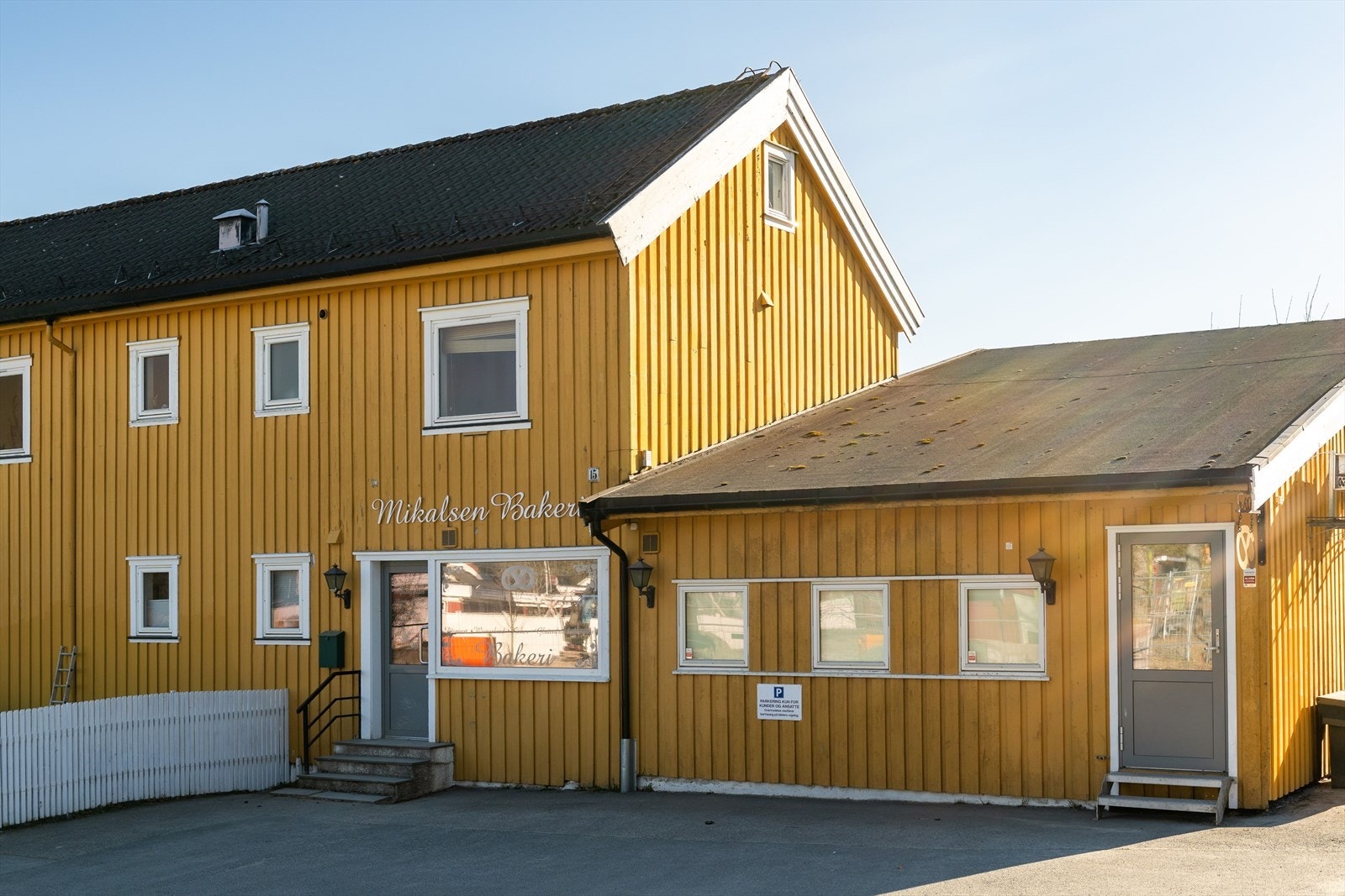 Mikalsen bakeri ligger i nærområdet og tilbyr et godt utvalg av ferske bakevarer. Galleribilde