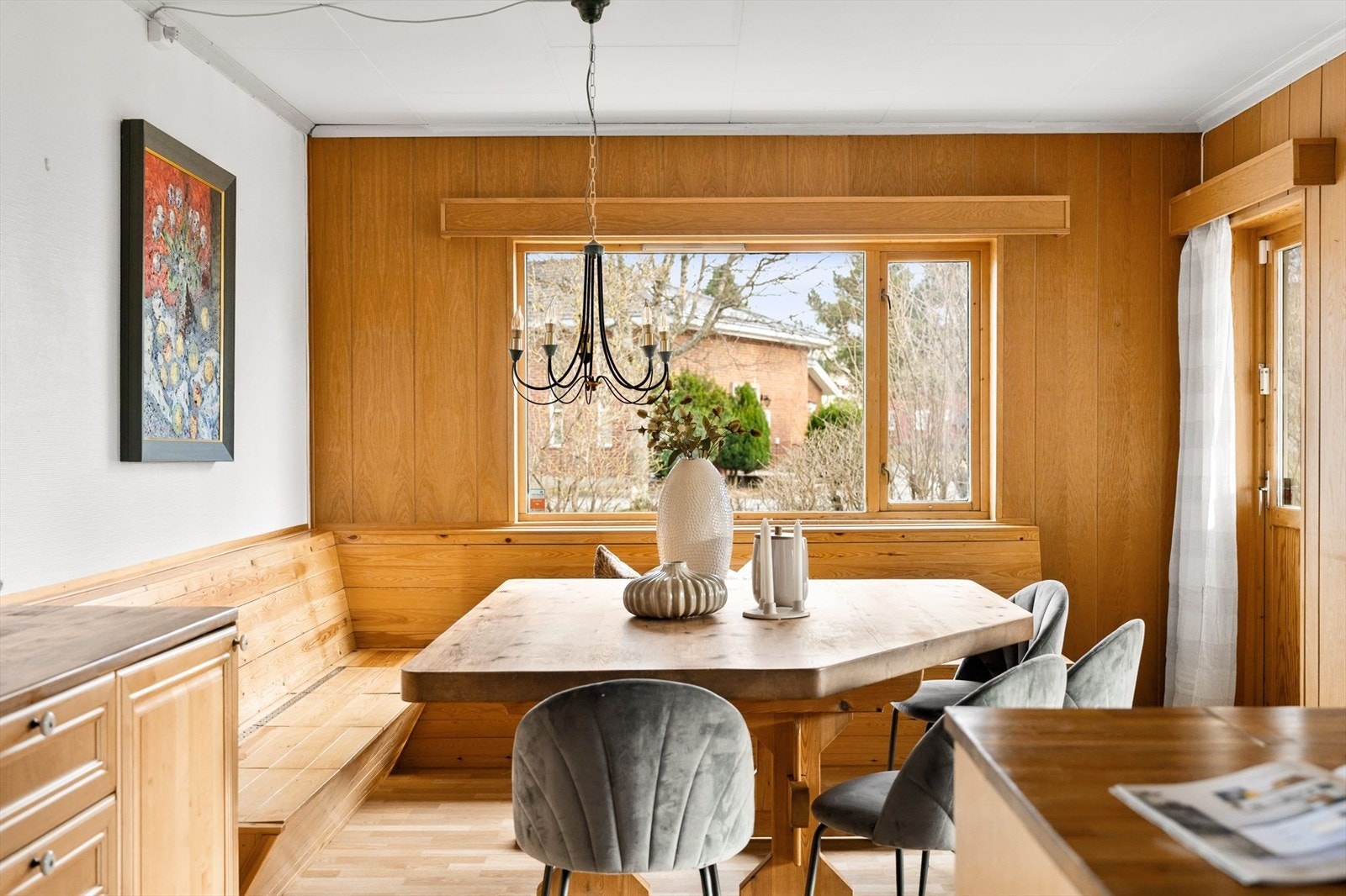 Her er det god plass til å samle familie og venner, og herifra er det også utgang til hagen. Galleribilde