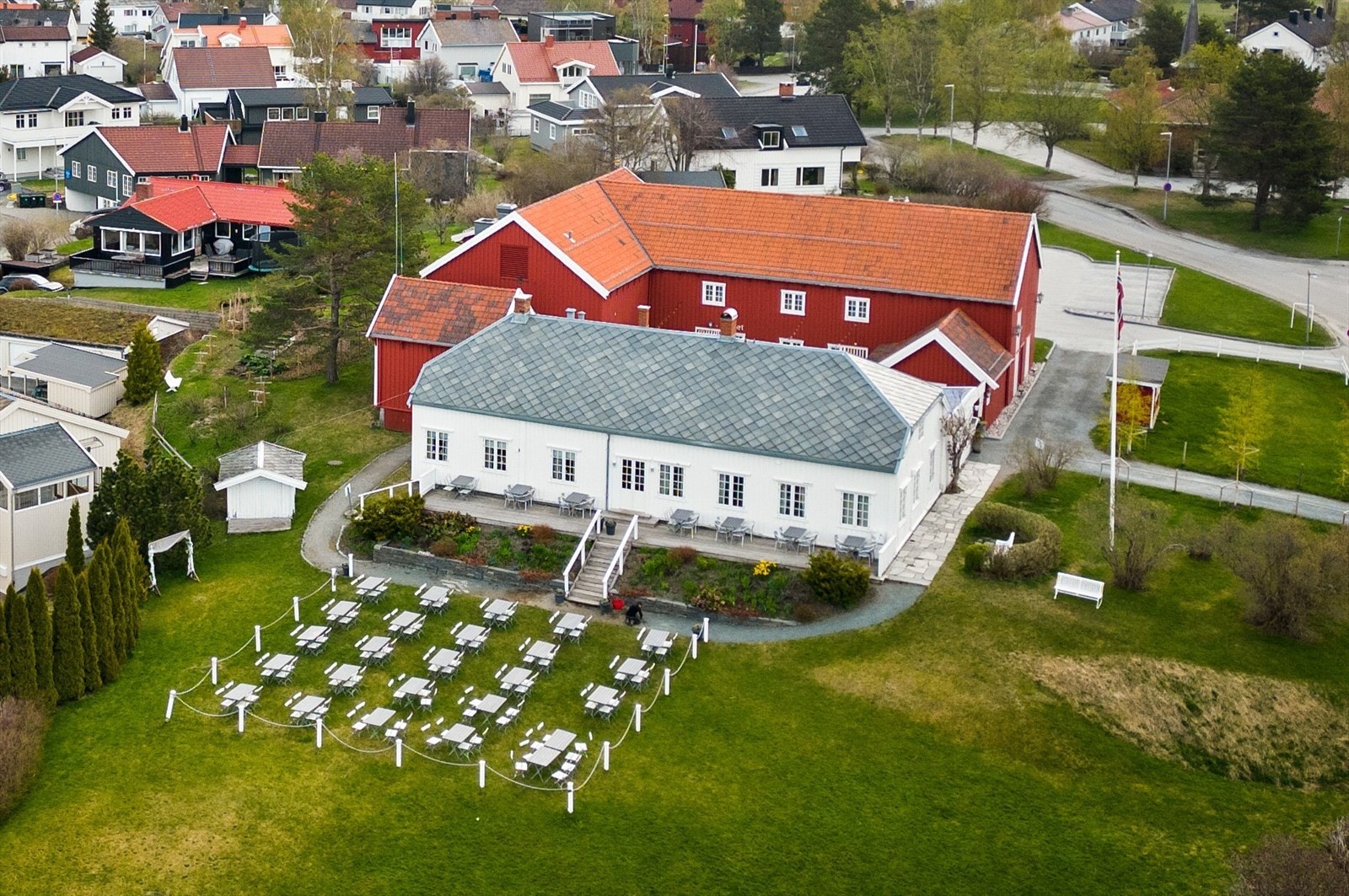 Kvilhaugen gård er i dag en av Trondheims største restauranthus med 450 sitteplasser. Gården kan også leies til ulike arrangementer. Galleribilde