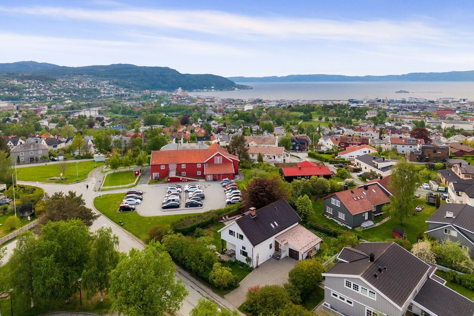 I umiddelbar nærhet fra boligen ligger ærverdige Kvilhaugen gård som ble bygget i 1820. Galleribilde