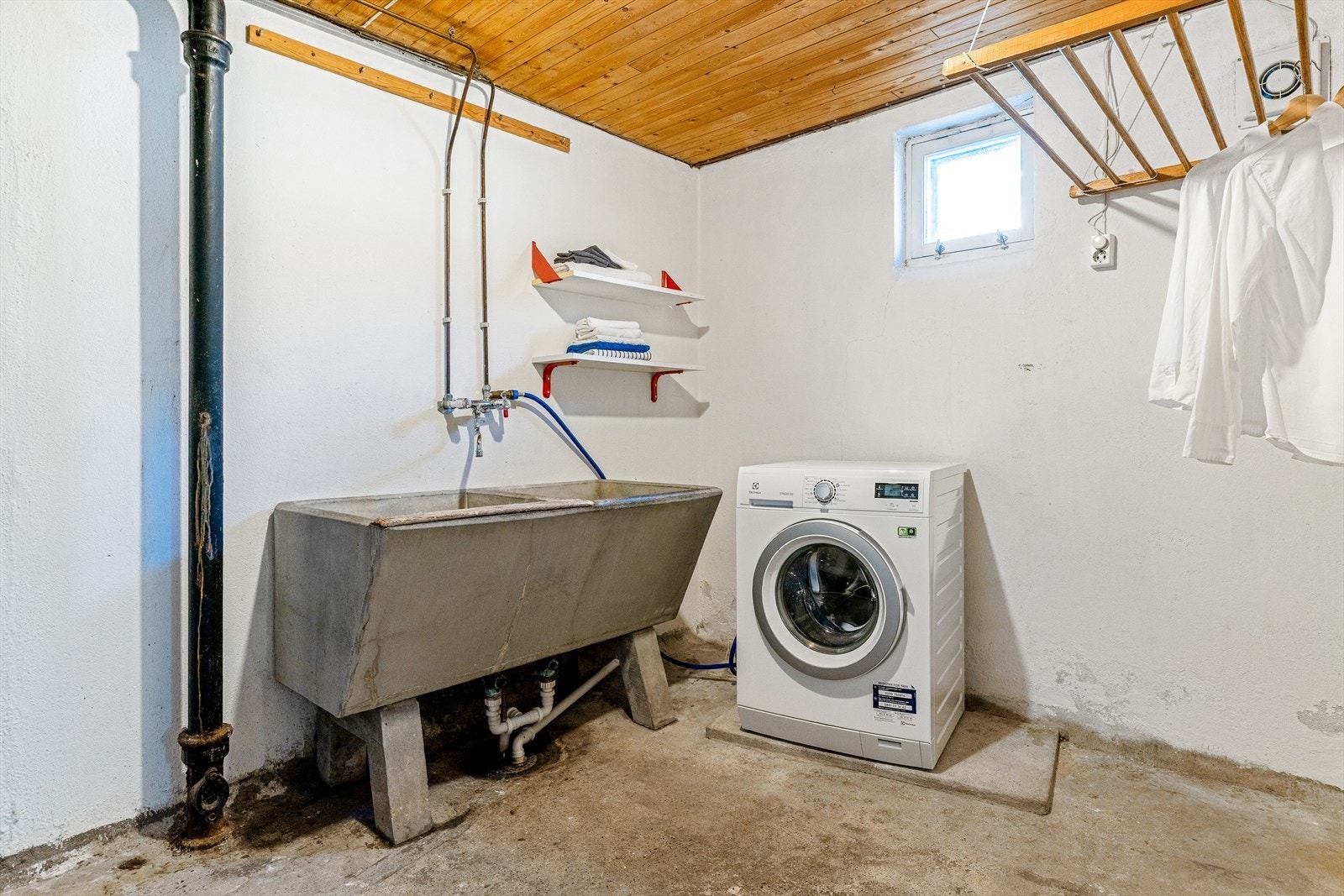 Vaskerom med utslagskum og opplegg for vaskemaskin. Galleribilde