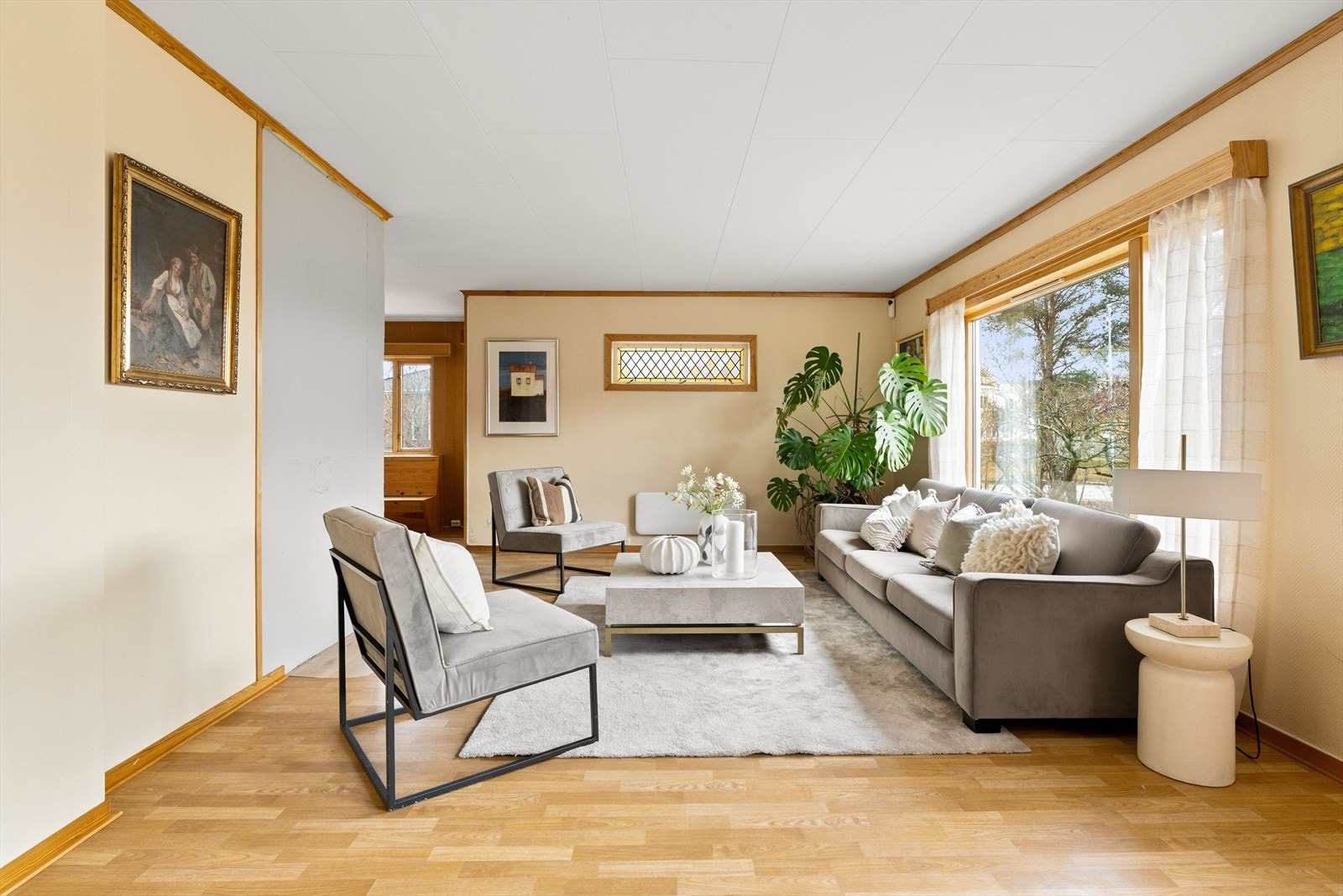 Stuen har store vindusflater som gir rikelig med naturlig lysinnslipp. Galleribilde