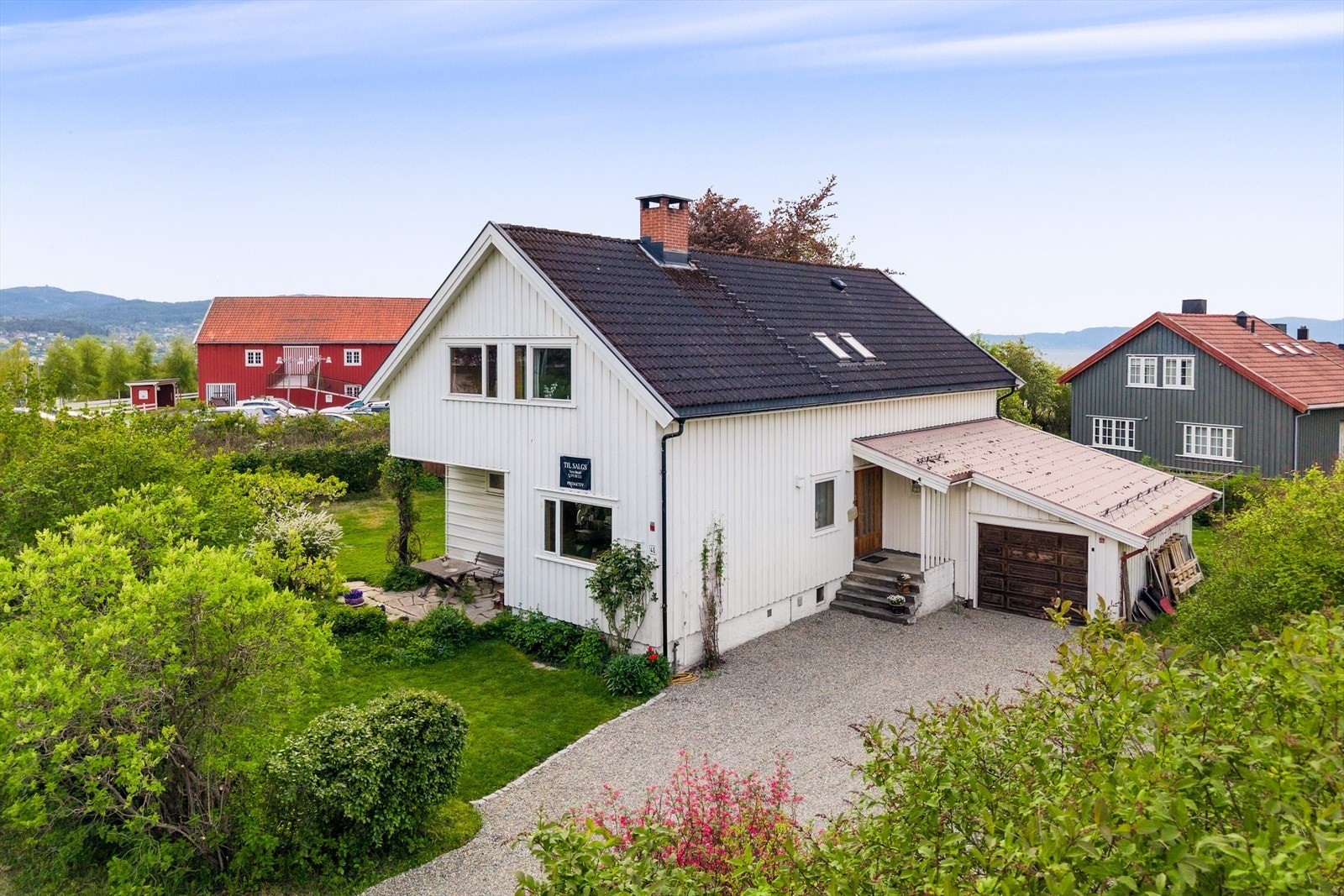 Proaktiv Eiendomsmegling ved Tore Resell har gleden av å presentere en innholdsrik familiebolig med særdeles attraktiv beliggenhet på Tyholt. Galleribilde