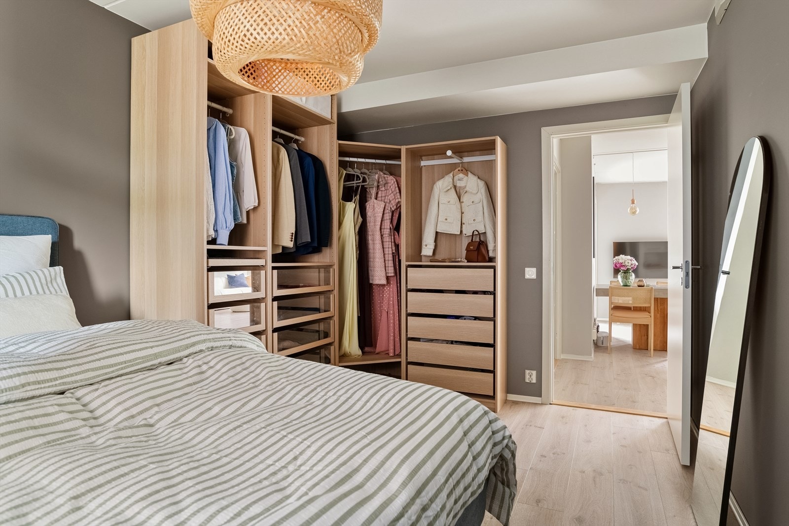 Soverommet er innredet med romslig IKEA PAX-garderobe som gir svært gode oppbevaringsmuligheter. Galleribilde
