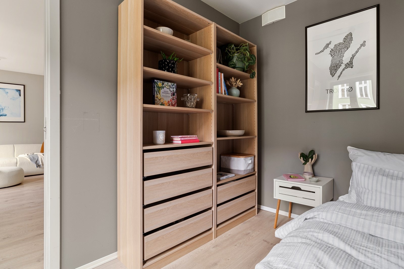 Merk at det er ventilasjon på soverommet som gir frisk luft selv om man skulle ha vinduene lukket. Galleribilde