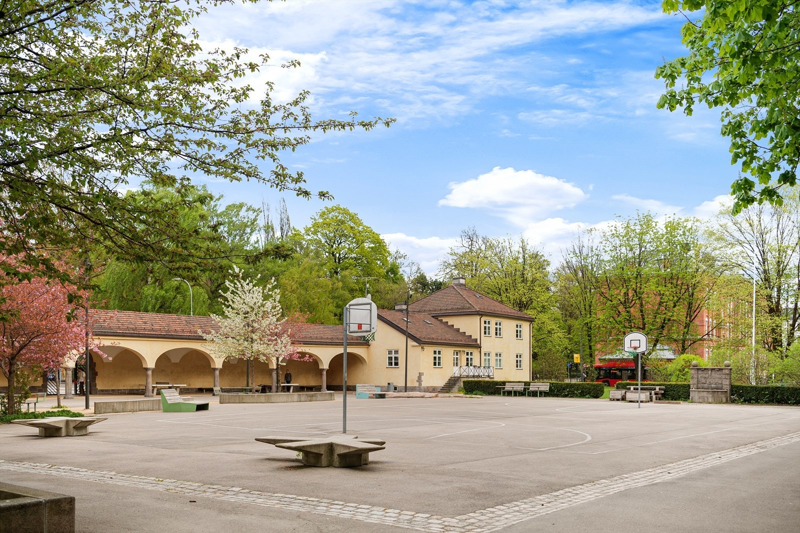 Hersleb videregående skole ligger kun to minutters gange unna! I tillegg finner du Lakkegata skole (1-7kl.) 5. minutters gange unna! Galleribilde