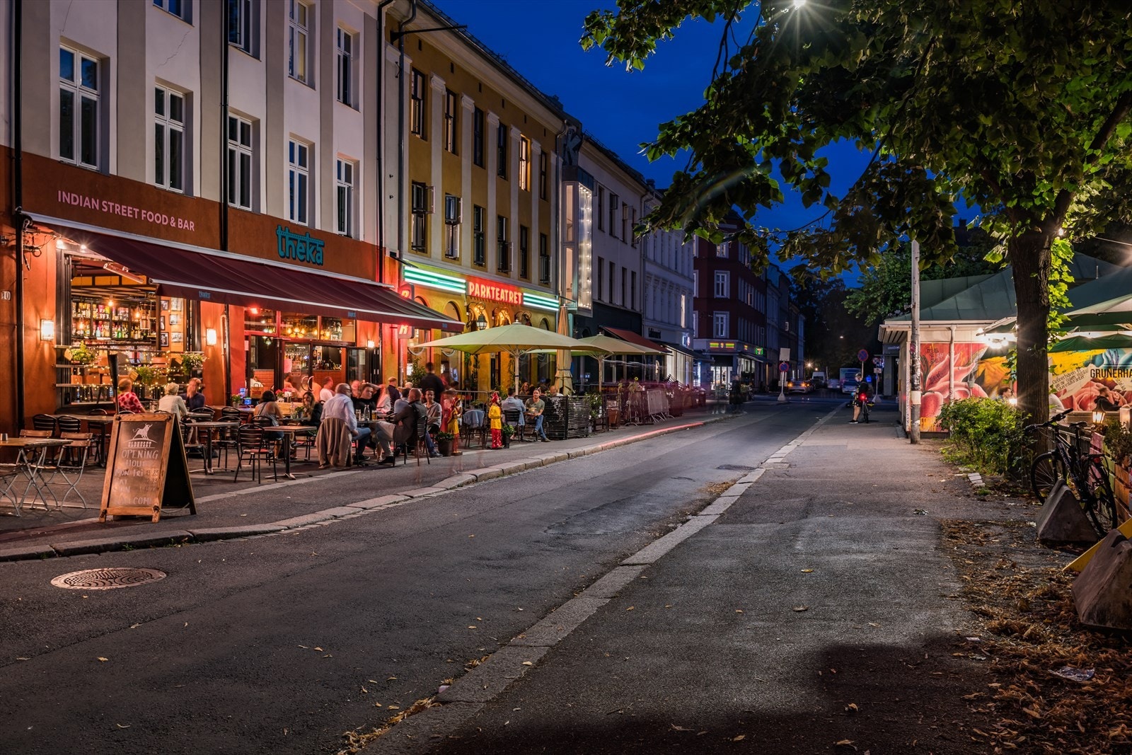 Kun få minutters gange finner du populære møteplasser og serveringssteder som Parkteatret og Villa Paradiso. Galleribilde