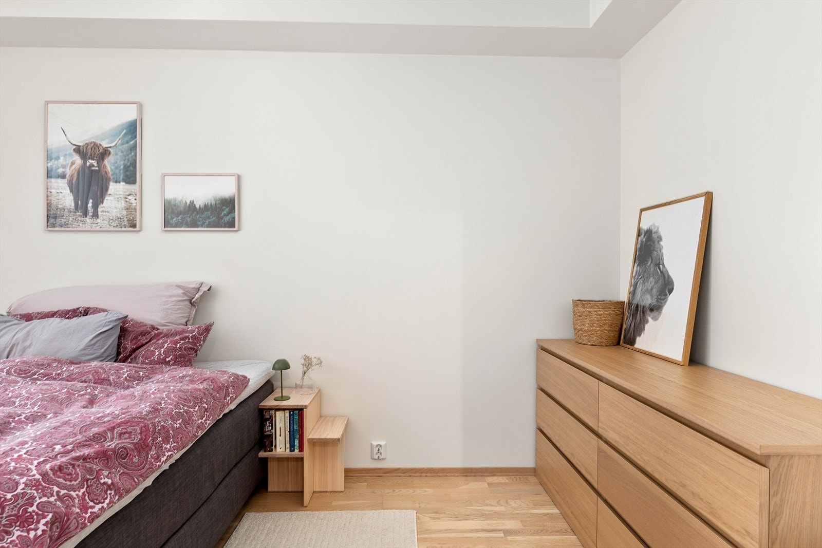 Soverommet er på gode 9m² og har plass til både seng og en praktisk klesskapsløsning Galleribilde