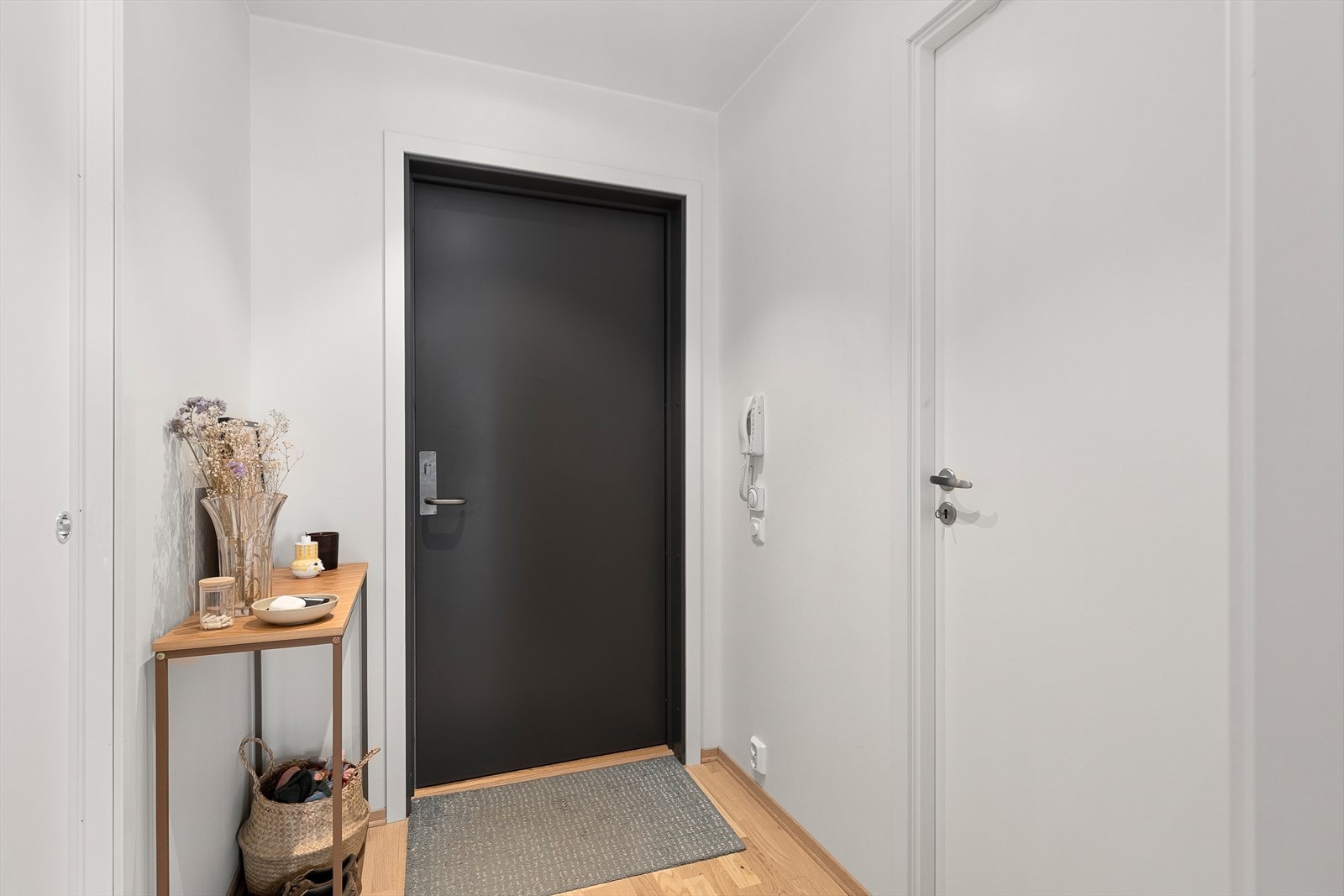 Romslig gang på 3m² med direkte tilgang til en praktisk, innvending bod på 4,1m²! Galleribilde