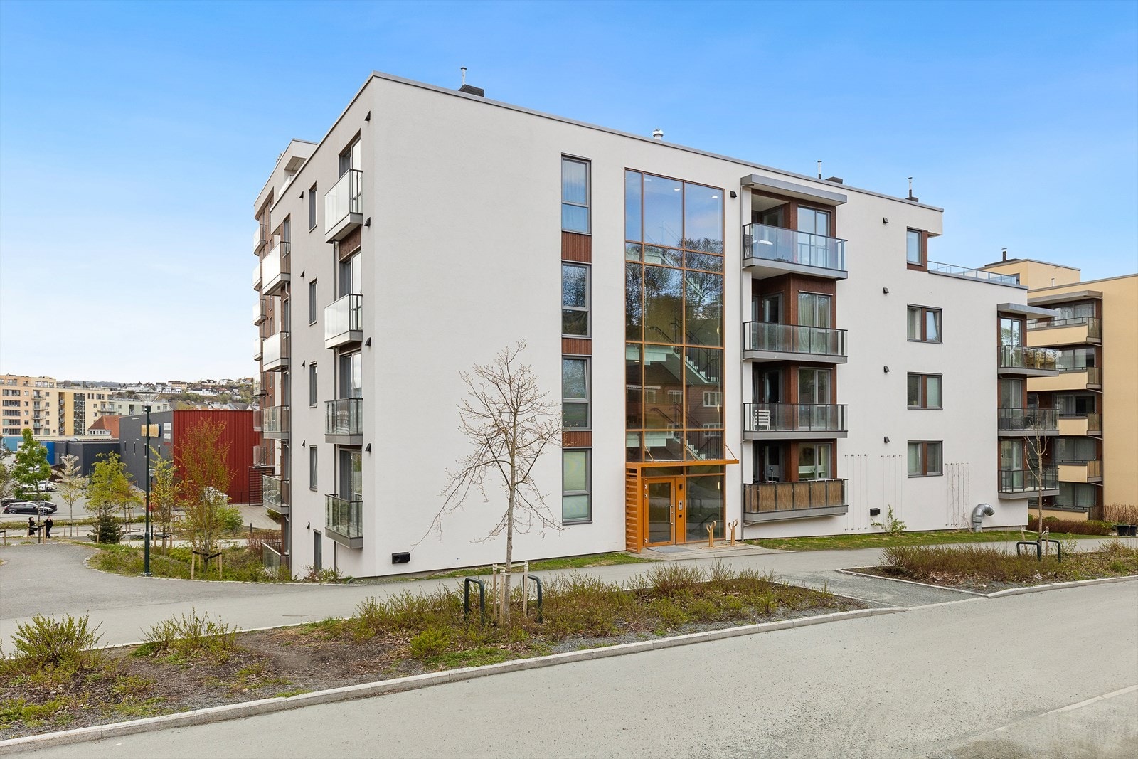 Bygget byr på felles takterrasse samt flotte uteområder for hele Øvre Nyhavna. I nabobygget finner du blant annet bakeriet Snurr, og området har gangavstand til bussholdeplasser, dagligvare, "Havet Arena" og mye mer! Galleribilde