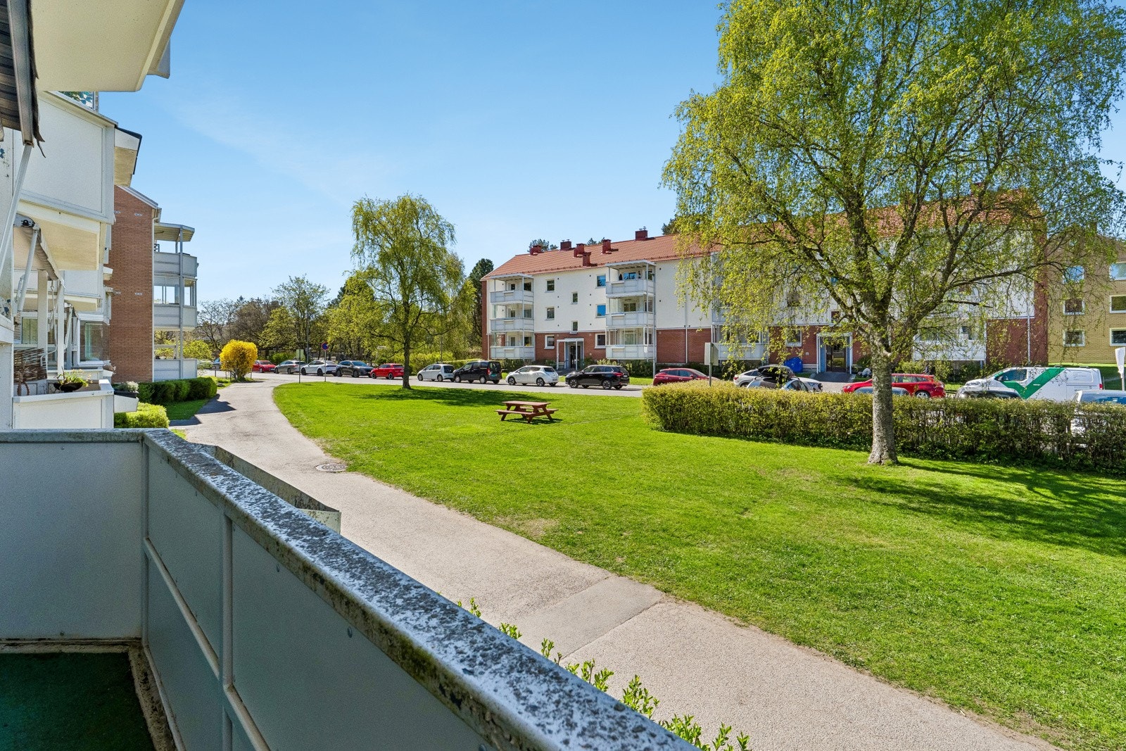 Utsikt fra balkongen som ligger i en høy 1. etasje. Galleribilde