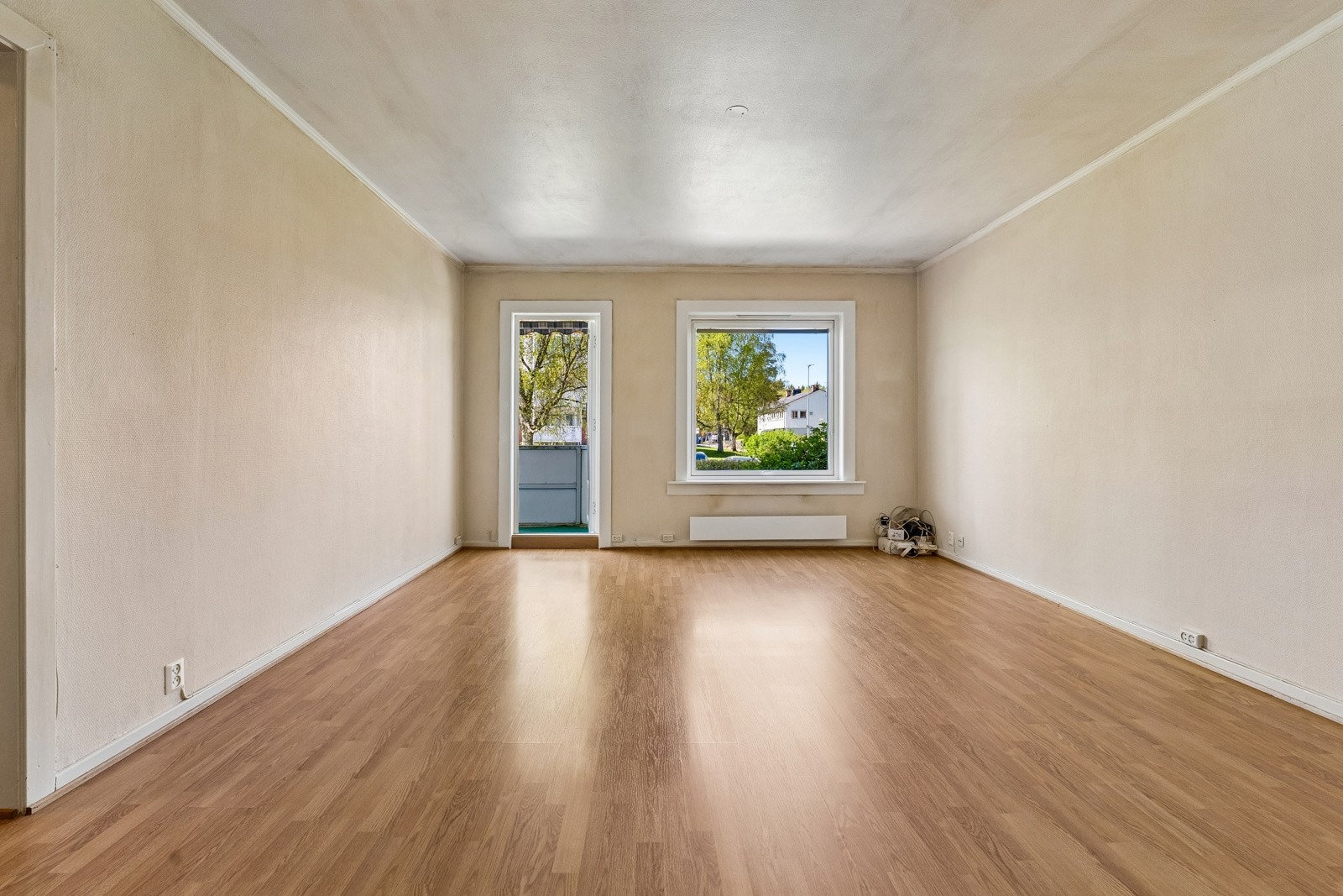 Stue av god størrelse og med plass til sittegruppe og spisebord. Galleribilde