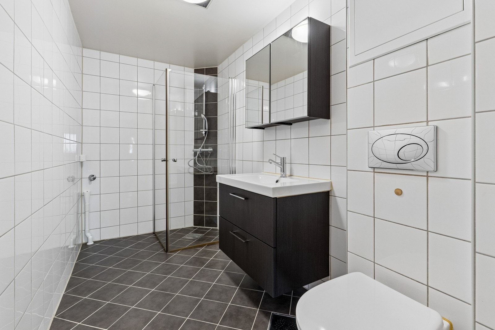 Badet er funksjonelt innredet og med opplegg for vaskemaskin. Galleribilde