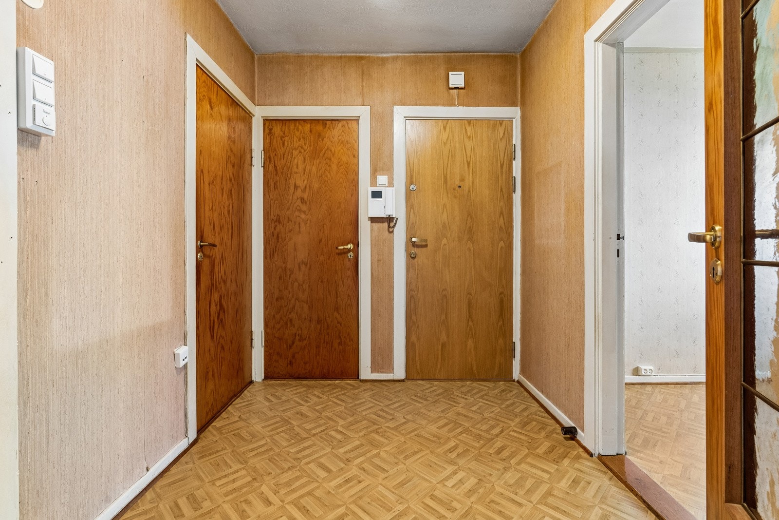 Entré med adkomst til praktisk kott/bod. Dørcalling med kamera. Galleribilde
